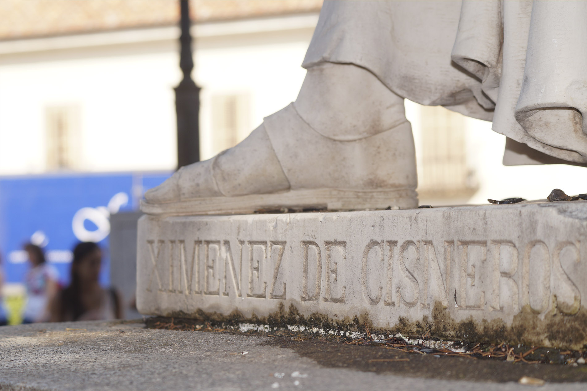 Detalle estatua Cisneros Detalle estatua Cisneros